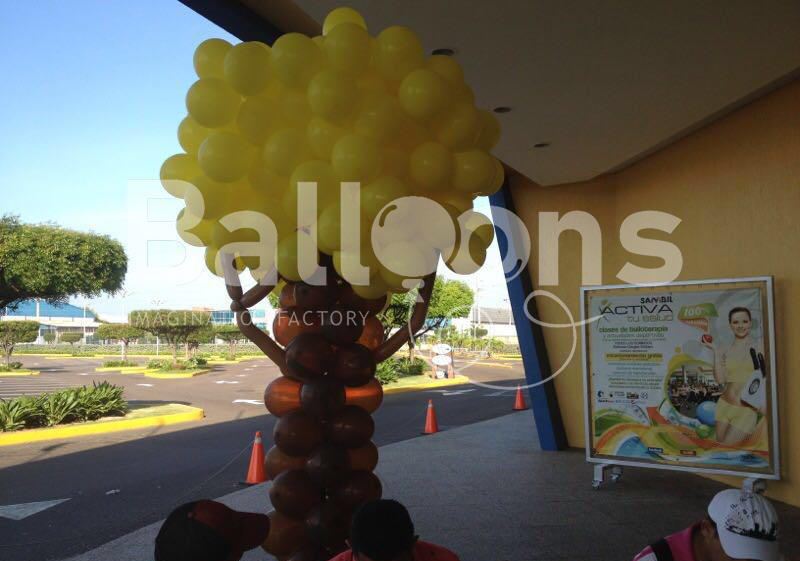 Escultura de globos con forma de árbol