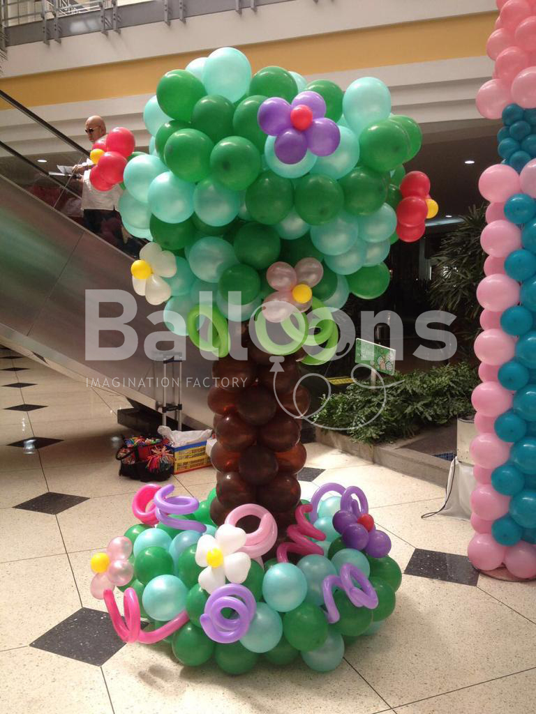 Escultura de globos con forma de árbol con flores