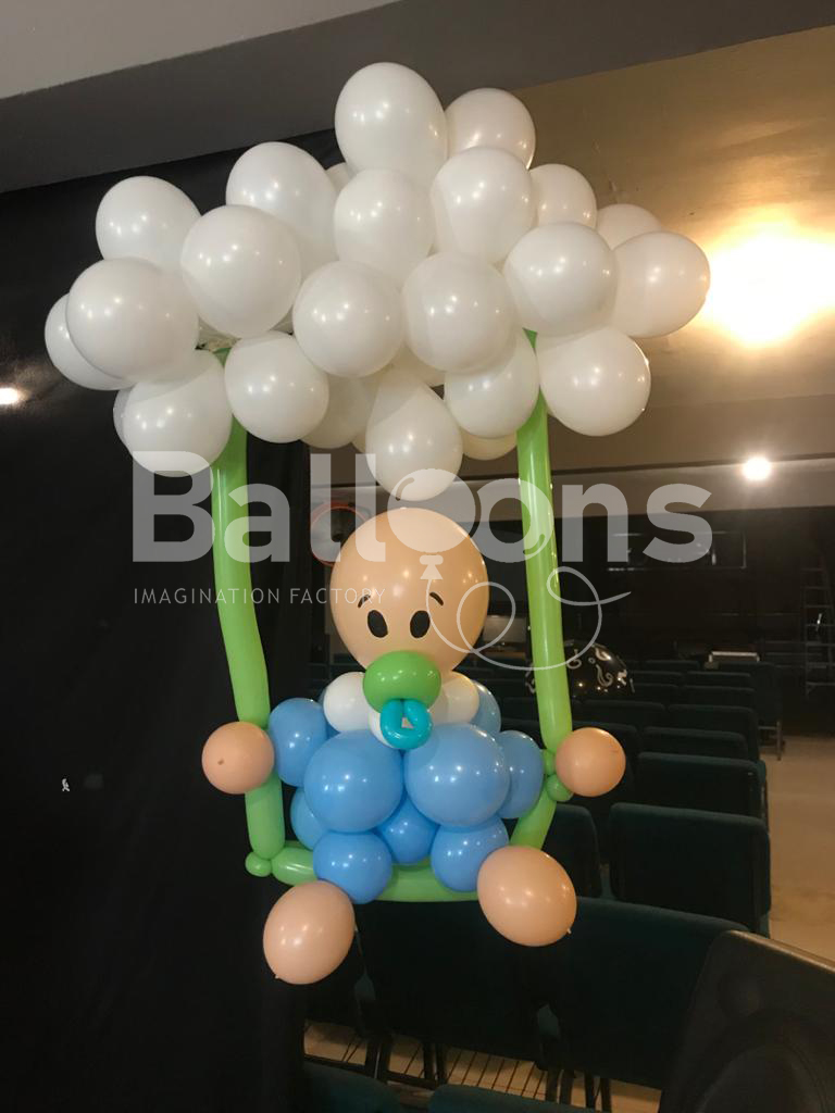 Escultura de globos con bebé en columpio de nube para Baby Shower