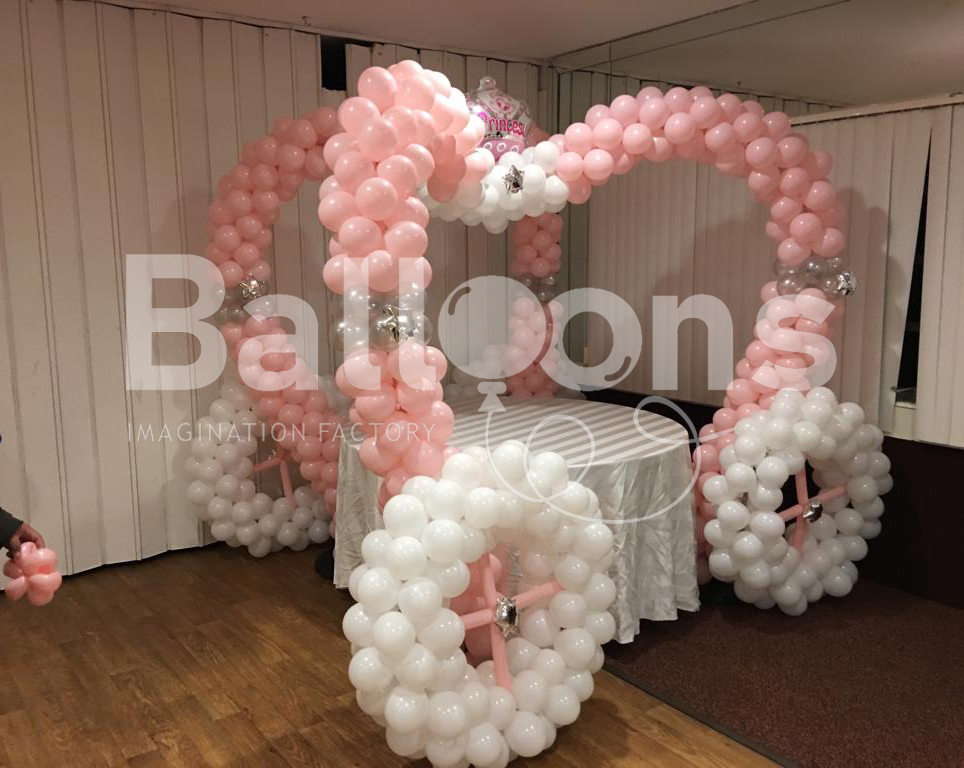 Escultura de globos con forma de carroza