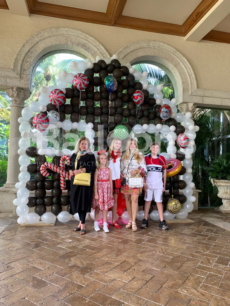 Fachada de globos con forma de casa de galletas