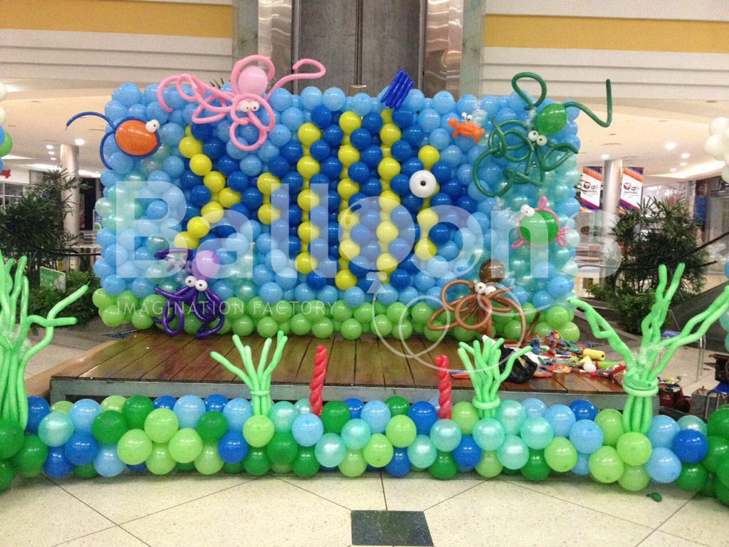 Fachada de globos con forma de pez