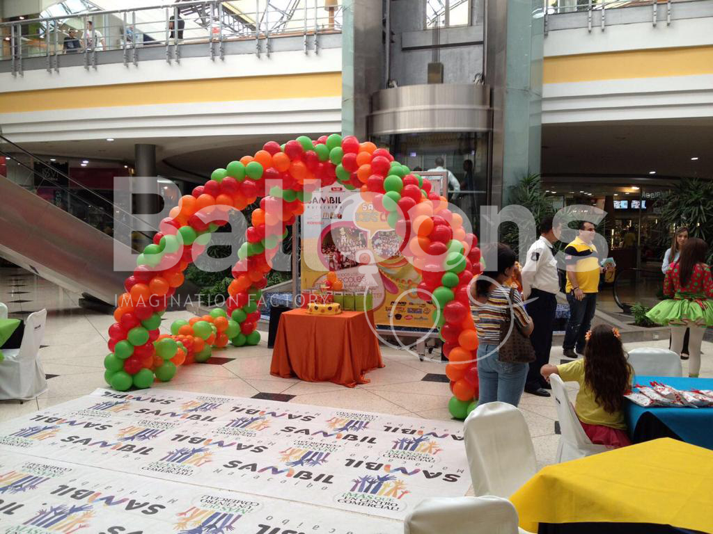 Fachada de globos con forma de arcos cruzados de colores