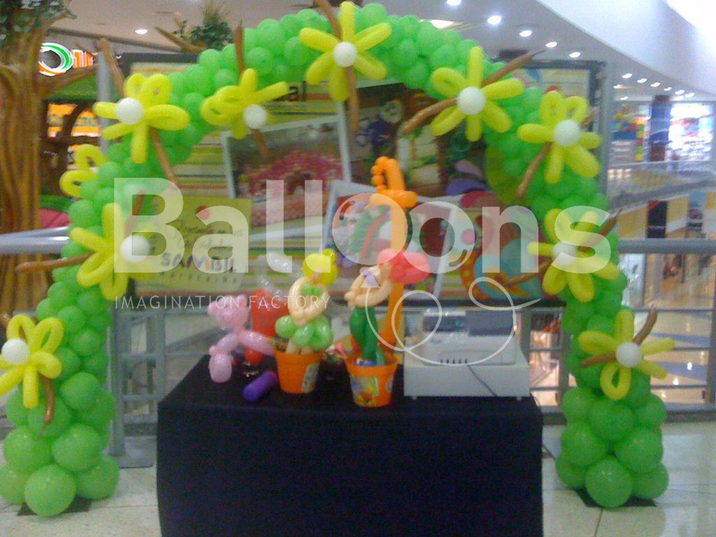 Fachada de globos con forma de arco con flores