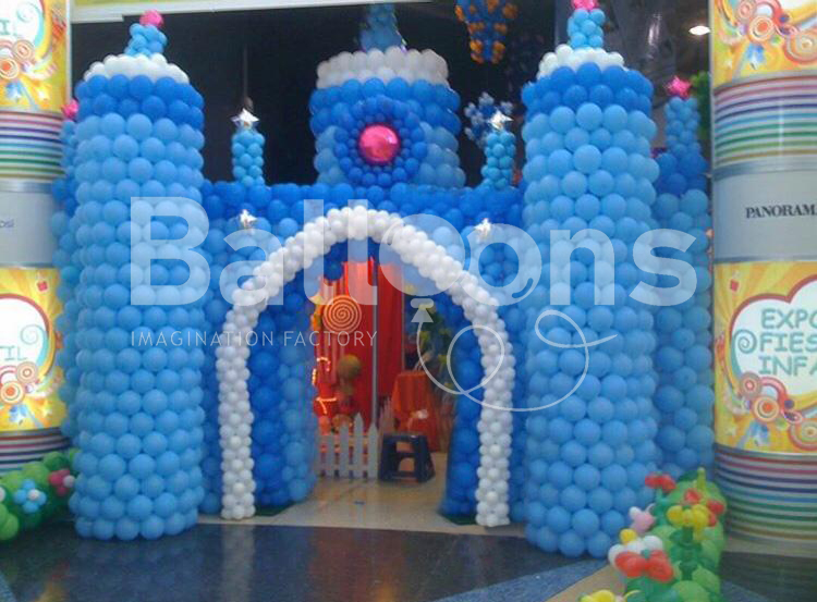 Fachada de globos con forma de castillo