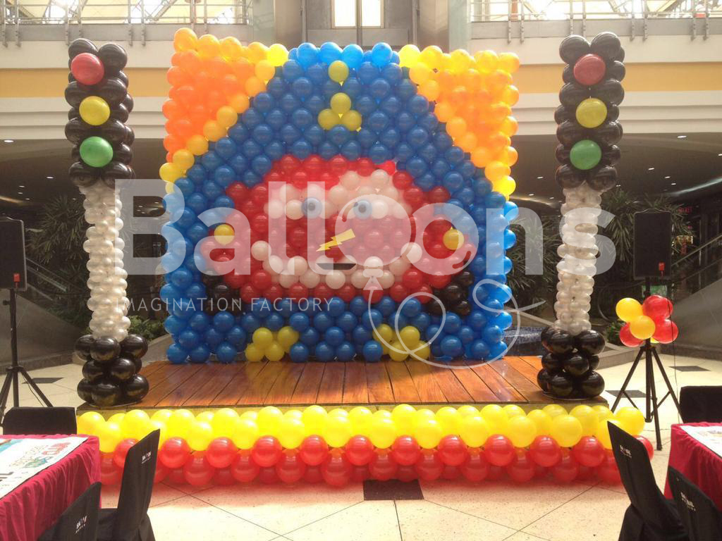 Fachada de globos con forma del Rayo McQueen