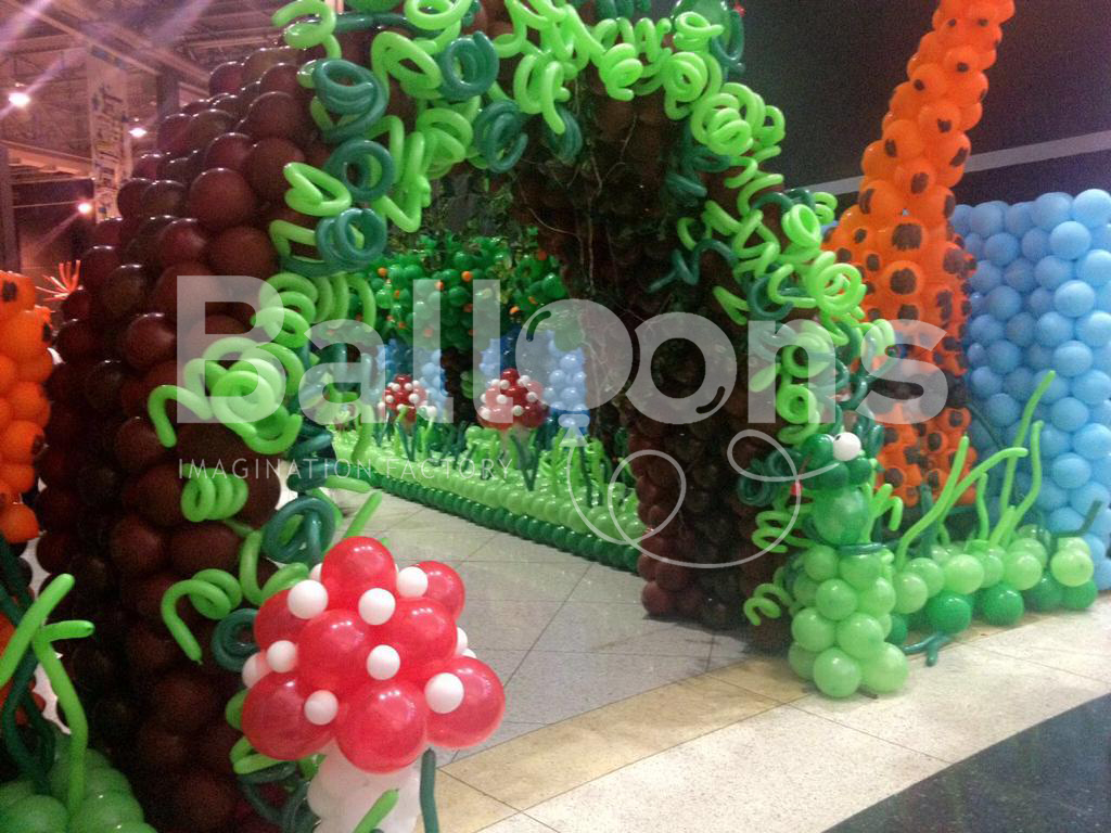 Fachada de globos con forma de arco y temática de sabana