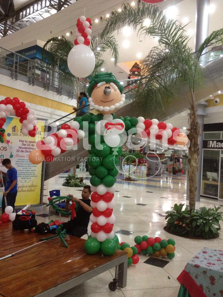 Escultura de globos con forma de duende navideño