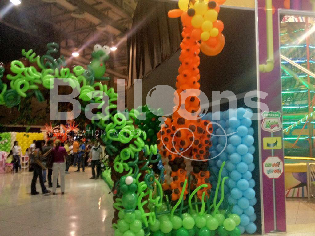 Escultura de globos con forma de jirafa