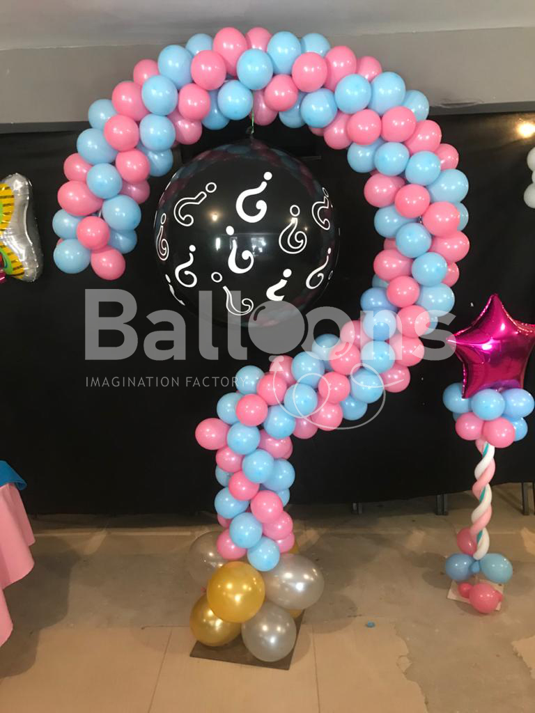 Escultura de globos con forma de interrogación para Gender Reveal