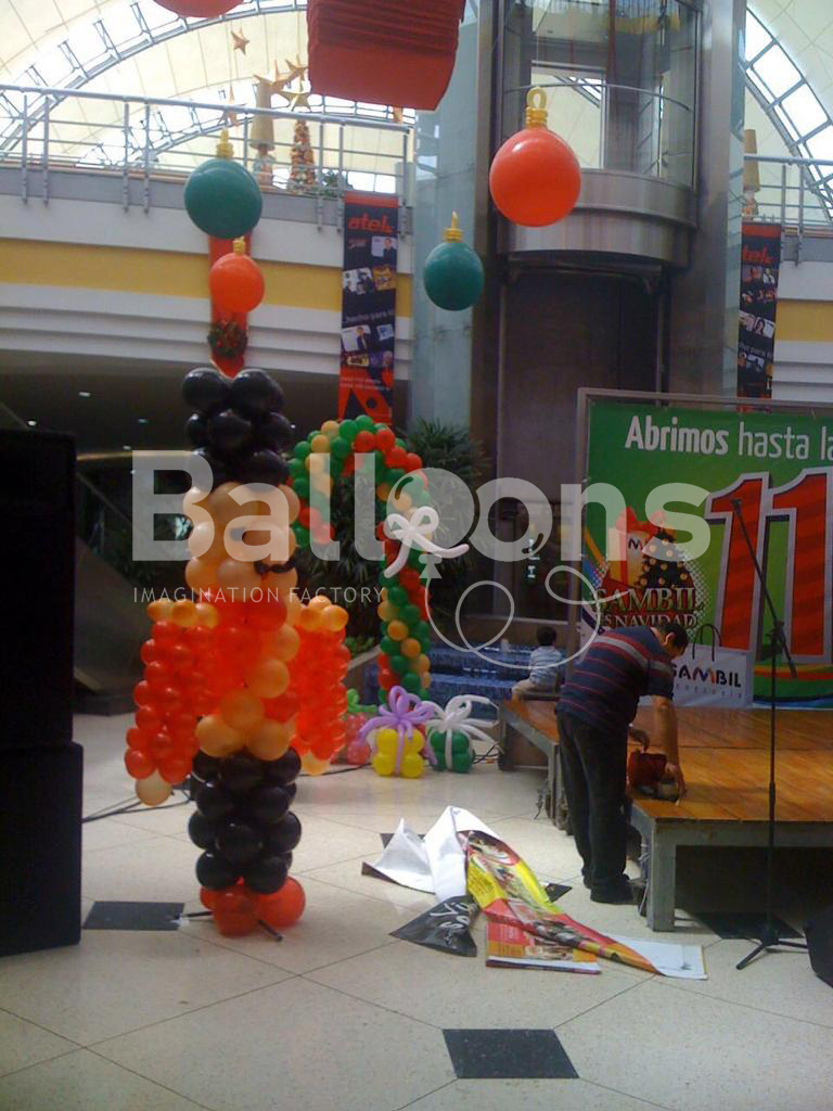 Escultura de globos con forma de soldado